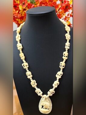 Vtg. Hand Carved Bovine Bone Elephant Pendant Necklace Mirrored Link 20" & 40g